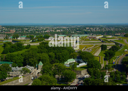 Blick auf die Zitadelle und die Wände von Quebec City vom Dach des Hilton-Hotels. Stockfoto