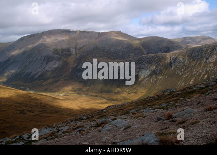 Ben Macdui und die Laraig Ghru vom Teufel Punkt in den südlichen Cairngorm Mountains gesehen. Stockfoto