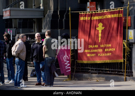 Royal Mail Postangestellten streiken im Mount Pleasant Sortierung Büro in London bei der postalischen Streitigkeiten, Oktober 2007. Stockfoto