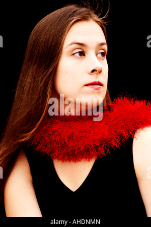 Kopfschuss von einer attraktiven jungen Frau trägt einen roten Schal. Stockfoto