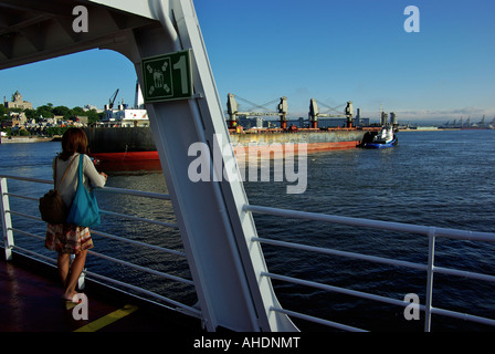 Mitte des Flusses an Bord der Quebec Stadt, Levi-Fähre, die belebten St. Lawrence River überquert. Stockfoto