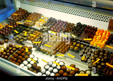 Bonbons und Süßigkeiten in einen Schokoladenladen Vitrine. Stockfoto