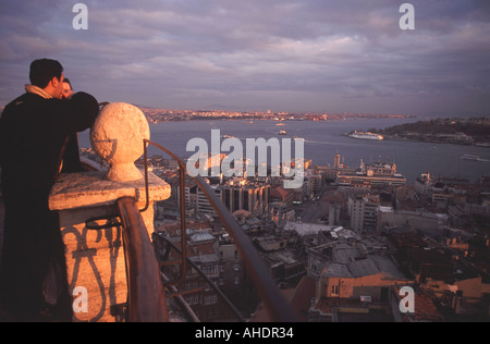 ISTANBUL, TÜRKEI. Blick über die Stadt vom Galata Turm. 2005. Stockfoto
