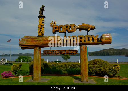 Geschnitzte Log Zeichen markieren die Stadt Port Hardy auf Vancouver Island, British Columbia, Nordkanada Stockfoto