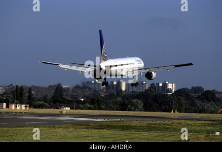 Continental Airlines Boeing 757 Flugzeug landet auf dem Flughafen von Birmingham, West Midlands, England, UK Stockfoto