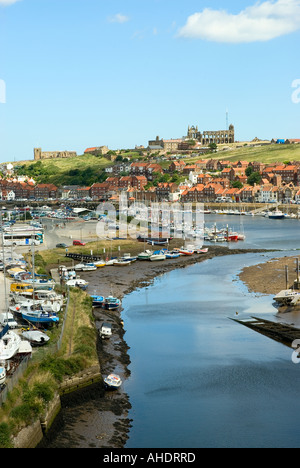 Die Abtei dominiert die Skyline über dem Hafen am Fluss Esk an Whitby North Yorkshire in England Stockfoto