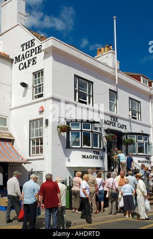 Schlange von Menschen warten auf Fish &amp; Chips außerhalb der berühmten Magpie Cafe Whitby North Yorkshire England Stockfoto