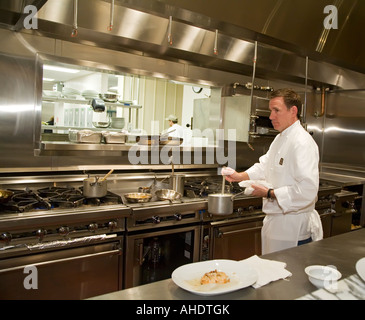 Detroit Michigan A Chef bereitet ein Gericht im Wolfgang Puck Grille im MGM Grand casino Stockfoto