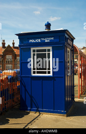 Blaue Polizei Call Box an der South Bay Küste Scarborough, North Yorkshire, England Stockfoto