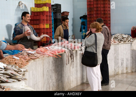 Tripoli, Libyen. Tourist nimmt Bild im Fischmarkt, Rashid Street Stockfoto