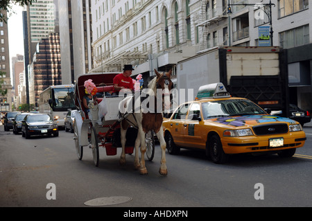 Central Park Kutsche Pferd reist im Verkehr am Central Park South Stockfoto