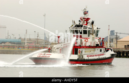 Fire Fighting Boot sprüht Wasserstrahlen Stockfoto