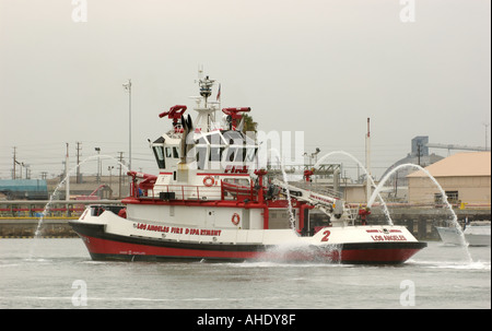 Fire Fighting Boot sprüht Wasserstrahlen Stockfoto