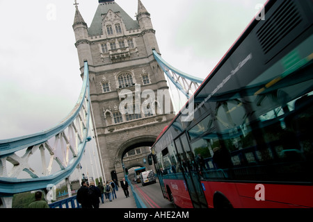 Red Bus Kreuze Tower Bridge London Stockfoto