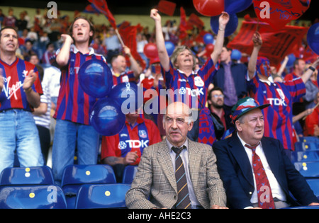 Fußball-Fans jubeln mit älteren Männern ernst Stockfoto