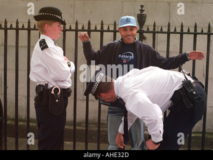 Die Jugend wird gestoppt und von der Polizei auf Whitehall im Zentrum von London durchsucht. Stockfoto