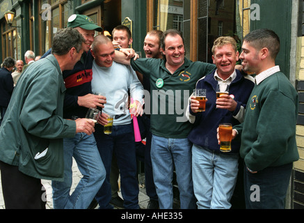 Men zusammen trinken in der Kneipe in London. Stockfoto