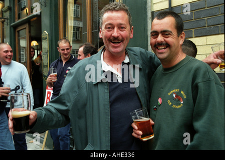 Men zusammen trinken in der Kneipe in London. Stockfoto