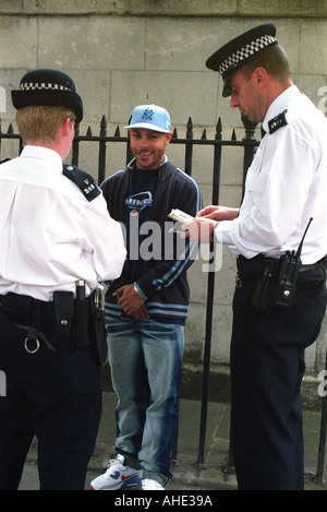 Die Jugend wird gestoppt und von der Polizei auf Whitehall im Zentrum von London durchsucht. Stockfoto