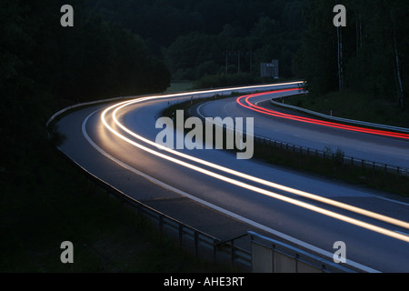 Lichtspuren von Autos auf einer Autobahn bei Nacht Stockfoto