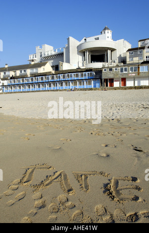 Tate St Ives vom Porthmeor Beach, im Sommer mit dem Namen in den Sand geschrieben. Stockfoto
