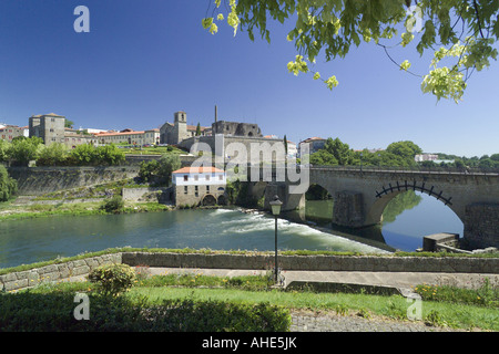 Portugal Minho Barcelos Burg Altstadt und römische Brücke über den Fluss Cavado Stockfoto