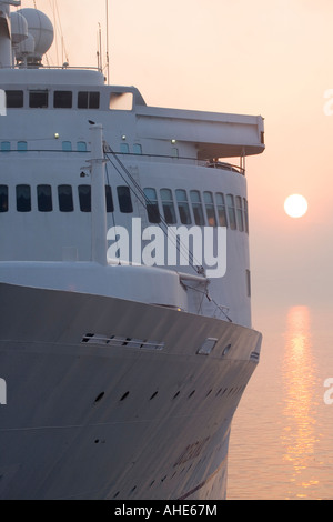 Ein klassisches Passagierschiff im frühen Morgenlicht am Bosporus-Meerenge. Stockfoto