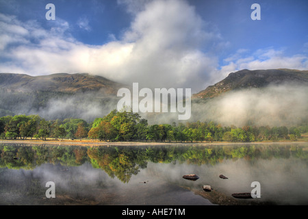 Nebel auf dem Wasser über Loch Lubnaig im Herbst zeigt Baum Farbe Stockfoto