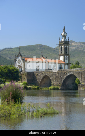 Portugal, Minho Bezirk, Ponte De Lima, die mittelalterliche Brücke, Fluss Lima und die Kirche von Santo Antonio da Torre Velha Stockfoto