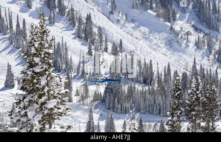 Hubschrauber fliegen über Skigebiet Alta Stockfoto