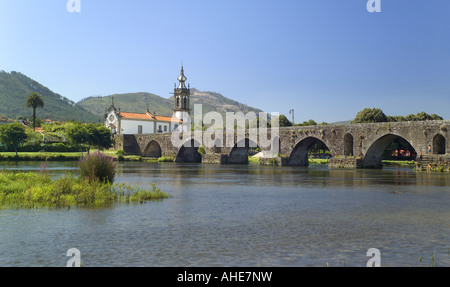 Portugal, Minho Bezirk, Ponte De Lima, die mittelalterliche Brücke, Fluss Lima und die Kirche von Santo Antonio da Torre Velha Stockfoto