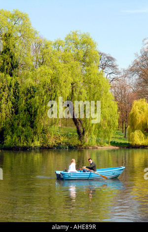 UK, London, Regents Park, junges Paar im Ruderboot auf Regents Park-See im Frühling Mal Sonnenschein Stockfoto