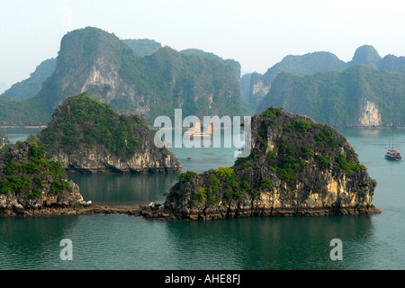 Asien Fernost Vietnam Halong Bay Wasser Meer Meer Panoramablick über Kalksteininseln Lagune Junk Boote Kreuzfahrt Schiffe Hügel Stockfoto