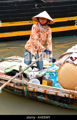 Asien Fernost Vietnam Halong Bay , hübsches junges Mädchen in konischen Hut , nicht bai tho , Fähren Mineralwasser & Proviant zu touristischen Boot Stockfoto