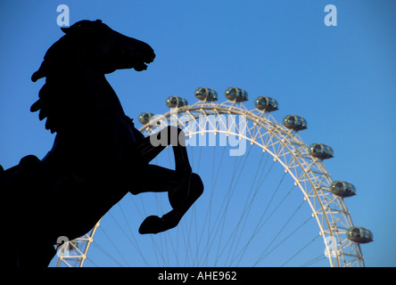 UK London Königin Boudicca (Boadicea) Statue & London Eye Stockfoto