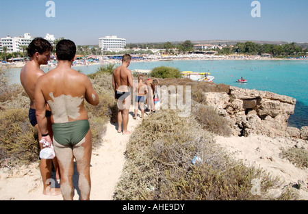 Touristen auf felsigen Landzunge Nissi Bay Ayia Napa Zypern EU Stockfoto