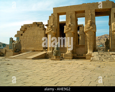 Einen gefallenen Kopf von Ramses II. mit Osiris Säulen und eine Rampe an der Portikus im Ramesseum von Luxor Stockfoto