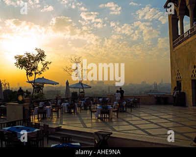 Restaurant-Terrasse in Al Azhar Park in Kairo in der Abenddämmerung Stockfoto