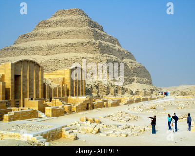 Eine Gruppe von Touristen s Im Heb sed Jubiläum des Zosers Grabkunst in Sakkara Komplex Stockfoto