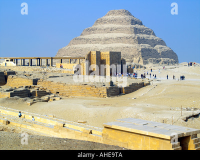 Die Stufenpyramide und Zoser der Funerary Komplex mit The Causeway von Unas im Vordergrund Stockfoto