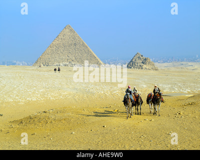 Kamelreiter überqueren das Gizeh-Plateau Stockfoto