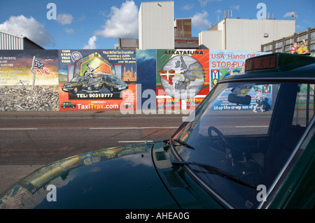 Fällt Straße schwarzen Taxi parkte auf der anderen Straßenseite von der internationalen Wandmalereien in der Republikaner fällt Road-Bereich von West belfas Stockfoto