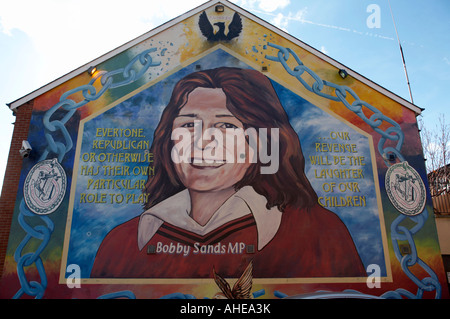 Bobby Sands Denkmal Wandgemälde an der Giebelwand des Hauptsitzes in die republikanische Sinn Féin fällt weg Stockfoto