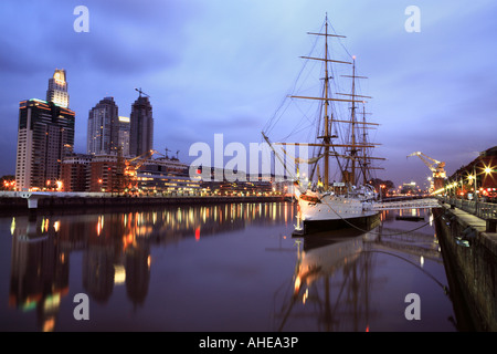 Sarmiento Fregatte mit Licht in der Dämmerung, Skyline mit Stadtgebäude, Puerto Madero, Buenos Aires Stockfoto