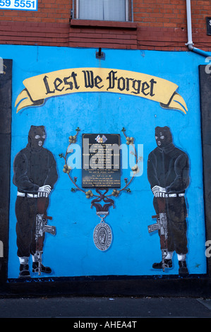 Loyalist Wandbilder im Bereich niedriger Shankill Road West Belfast Nordirland. Ulster Volunteer Force UVF Denkmal Wandbild Stockfoto