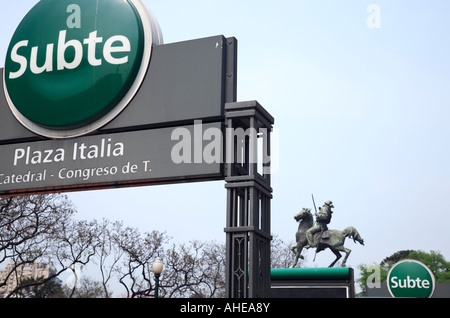 Plaza Italia Denkmal Garibaldi und u-Bahn Eingang, Buenos Aires, Argentinien Stockfoto