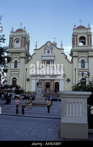 Menschen vor San Pedro Sula Kathedrale am Parque Central, San Pedro Sula, Honduras Stockfoto