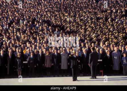Soldaten und Zivilisten stehen in Aufmerksamkeit in Independence Day Zeremonie in Anitkabir. Stockfoto