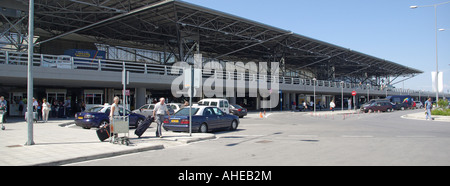 Thessaloniki Flughafen Passagiere vor wichtigsten Ankünfte Flughafengebäude Stockfoto