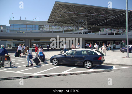 Thessaloniki Flughafen Passagiere vor Hauptflughafen Gebäude Stockfoto